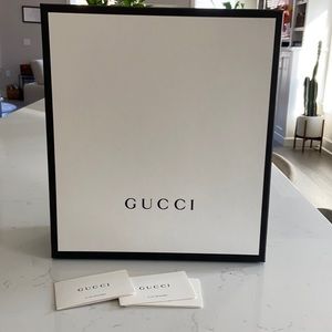 Gucci box with 3 cards